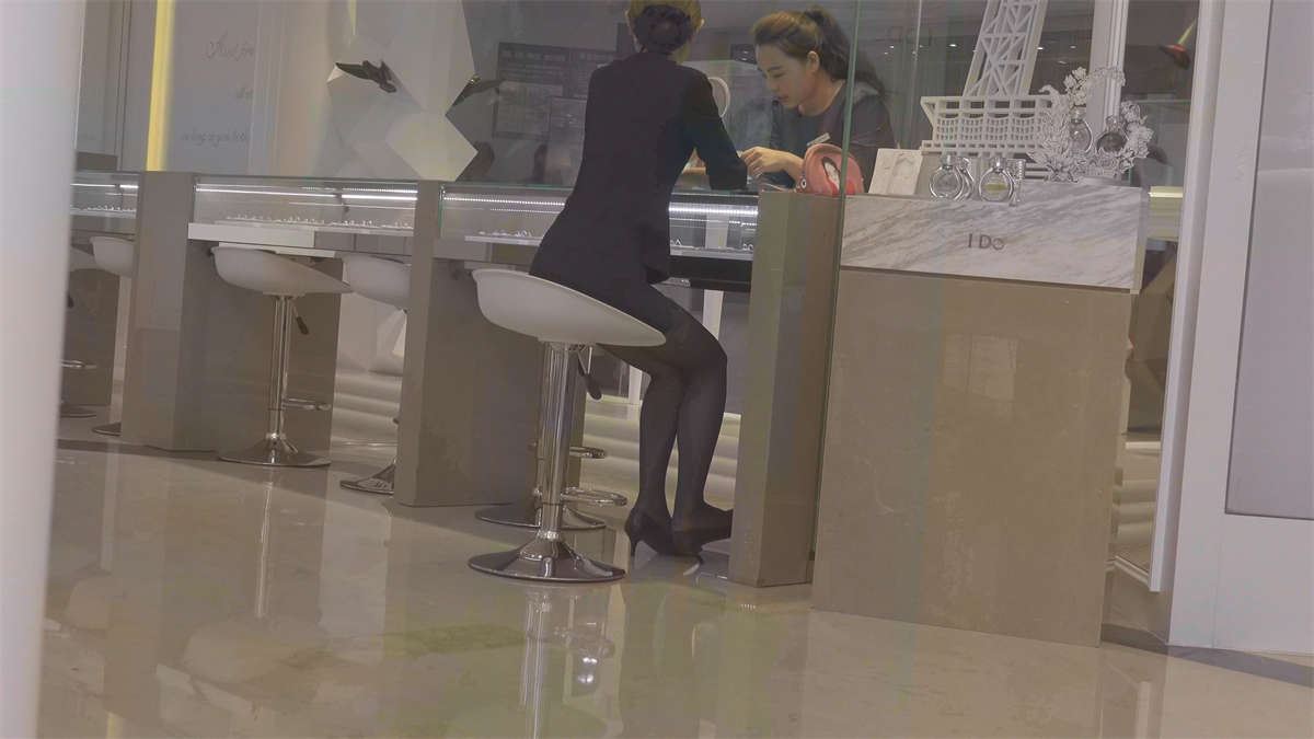 珠宝店漂亮的气质高跟鞋黑丝袜美女