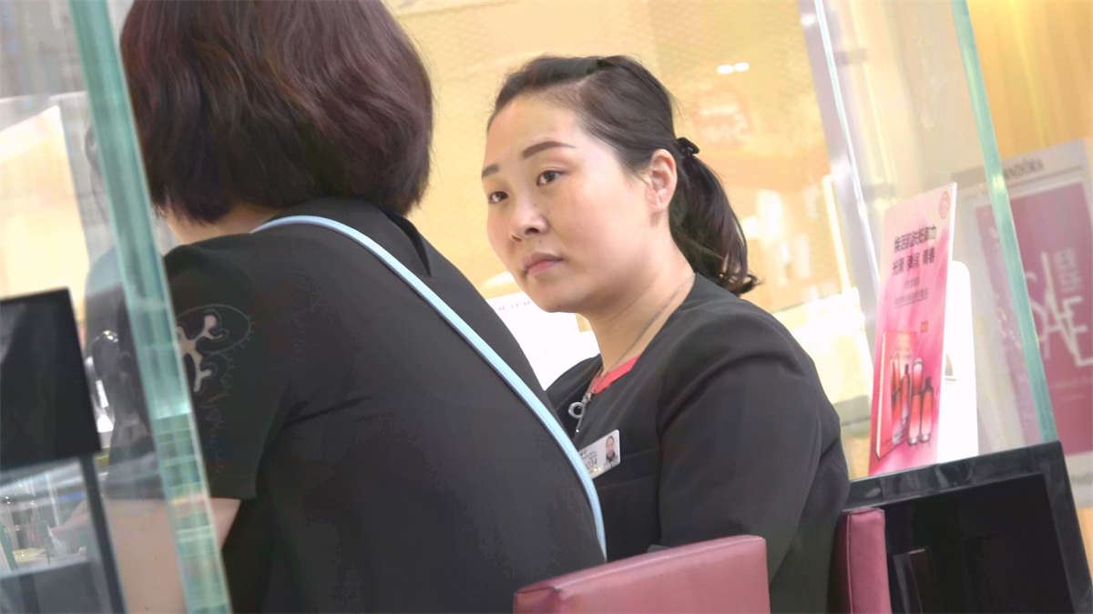 桌下的肉丝脚高跟鞋美女