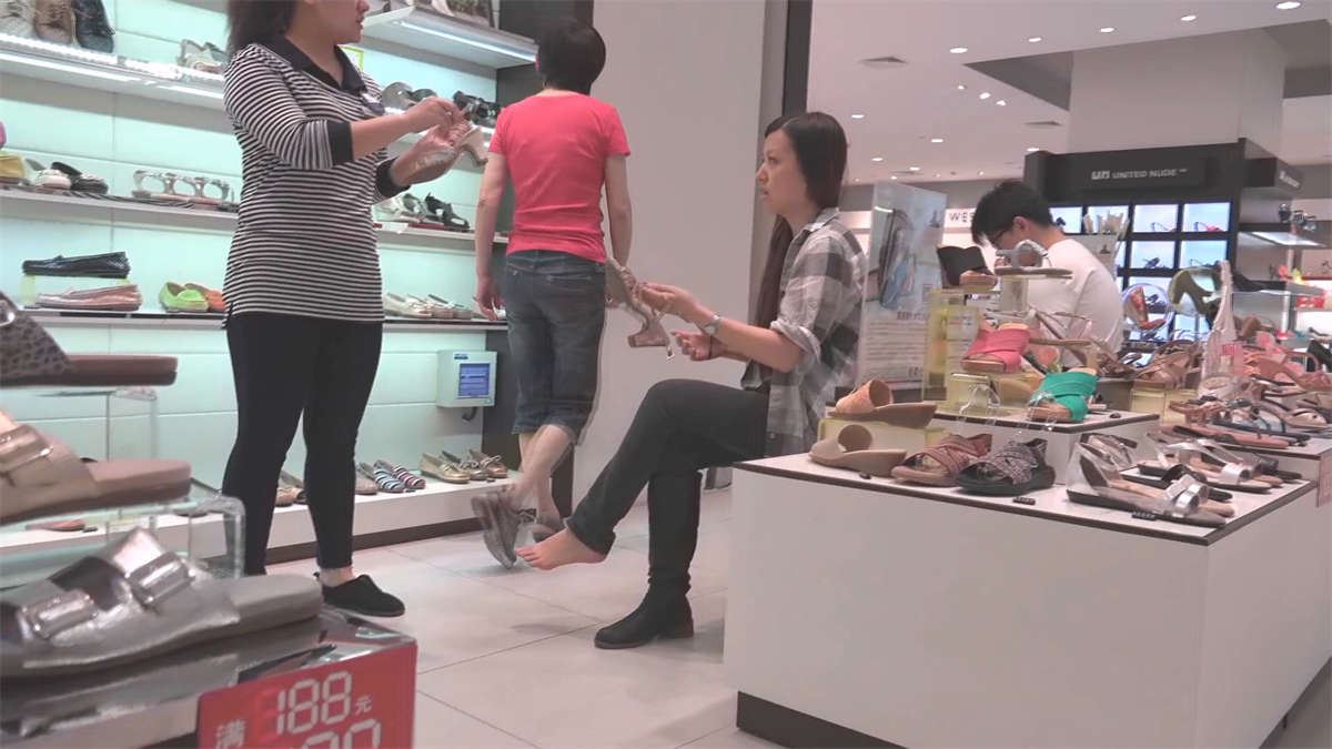 脚上还缠着绷带就来买新鞋的美女