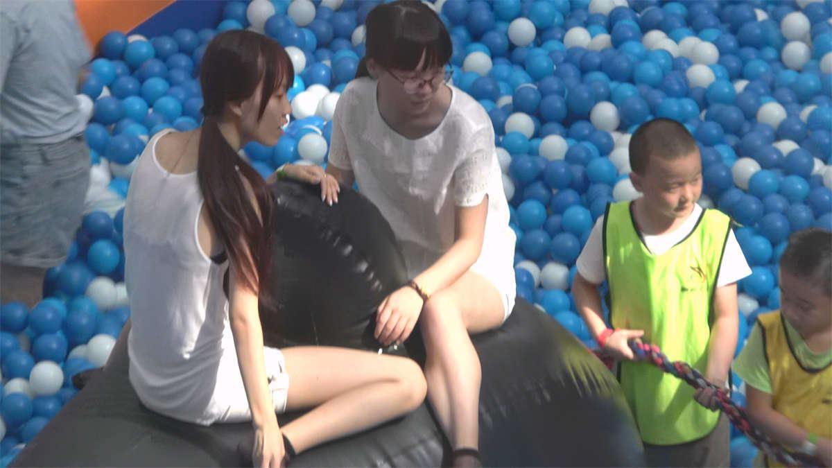 游乐场两个顽皮的小姑娘的短黑丝