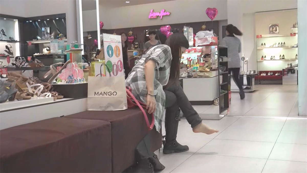 脚上还缠着绷带就来买新鞋的美女