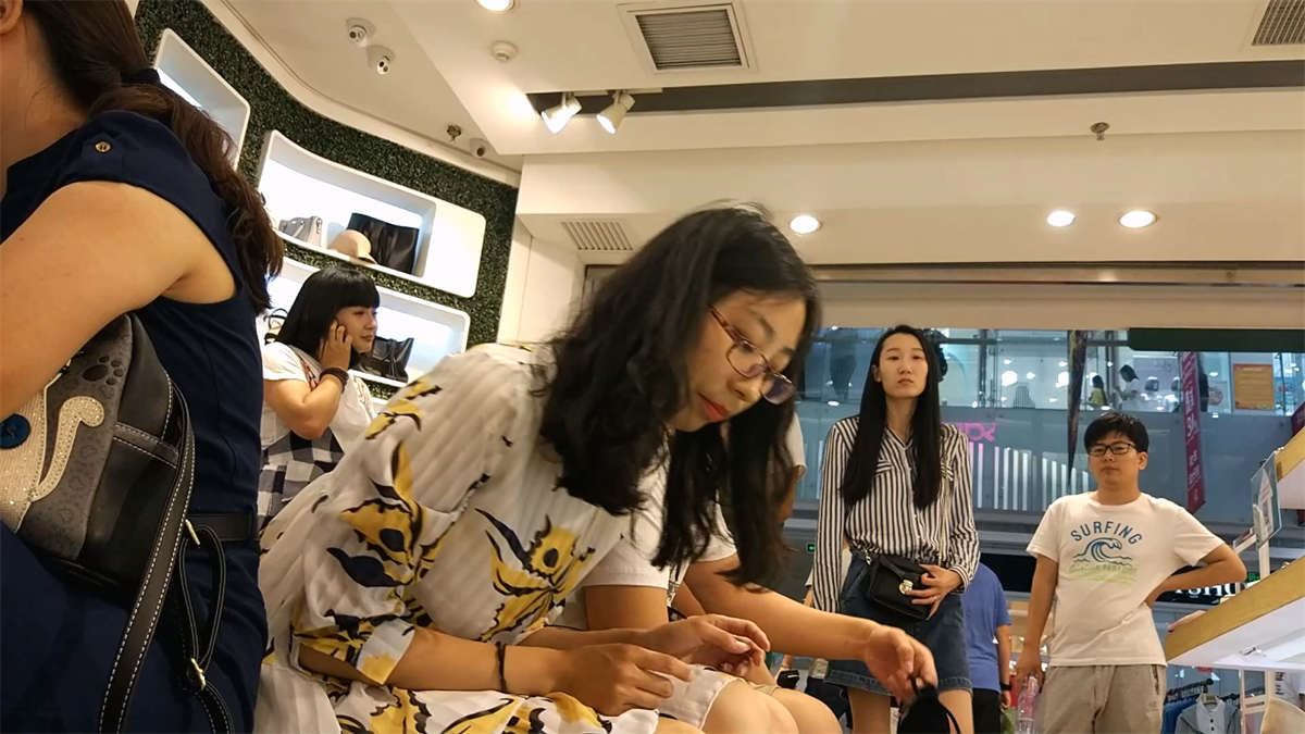 肉色船袜嫩足连衣裙美女试穿凉鞋