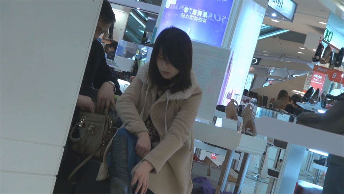 少妇瞬间脱掉超薄黑短丝