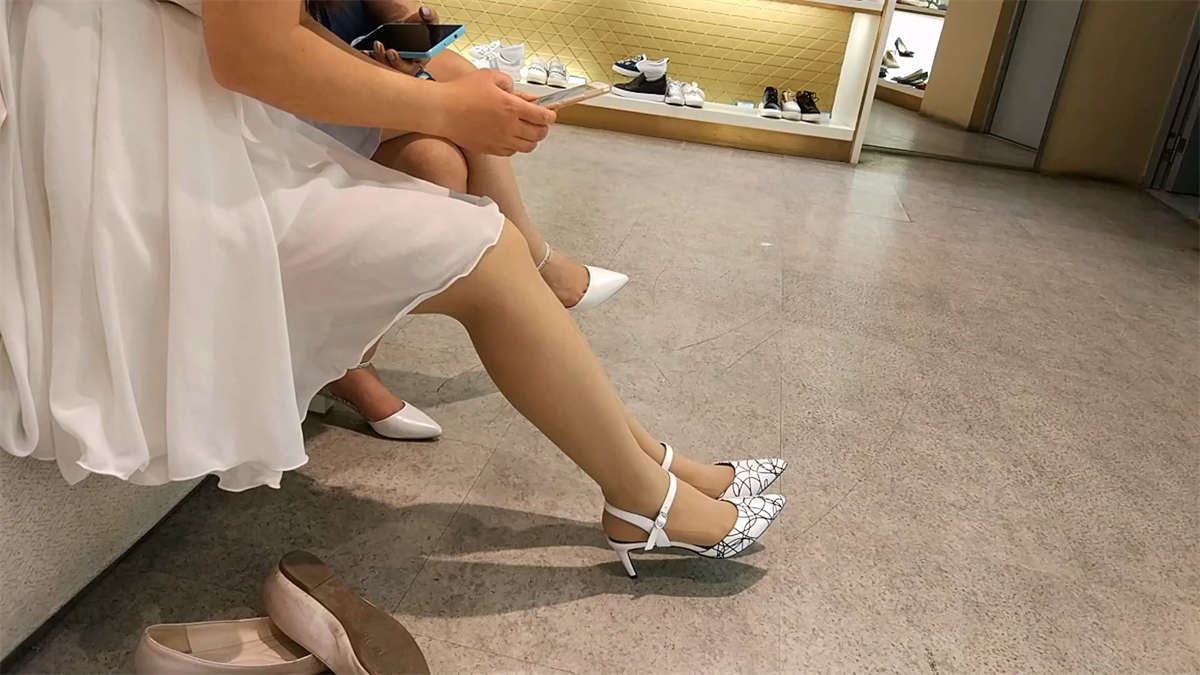 初夏鞋店试鞋的连衣裙美足女孩