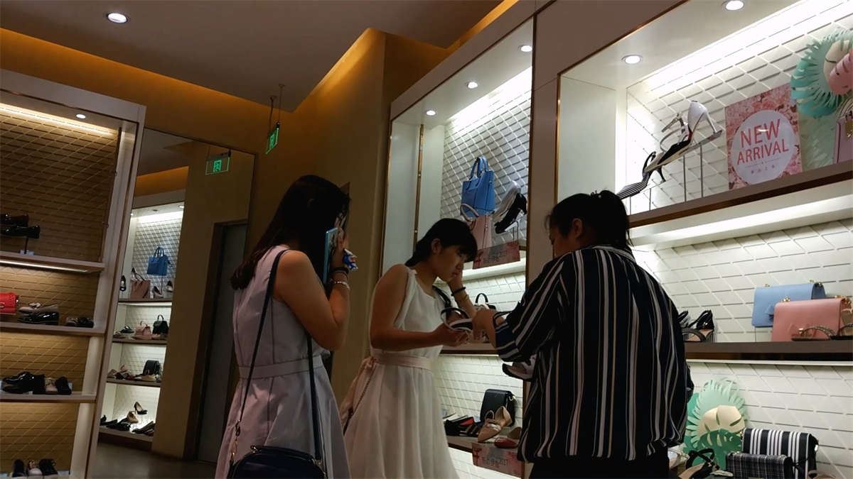 初夏鞋店试鞋的连衣裙美足女孩