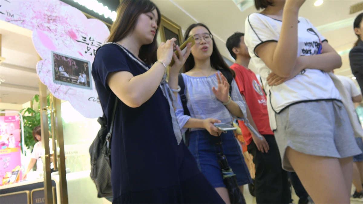 捕捉到一位带着眼睛的可爱小迷妹