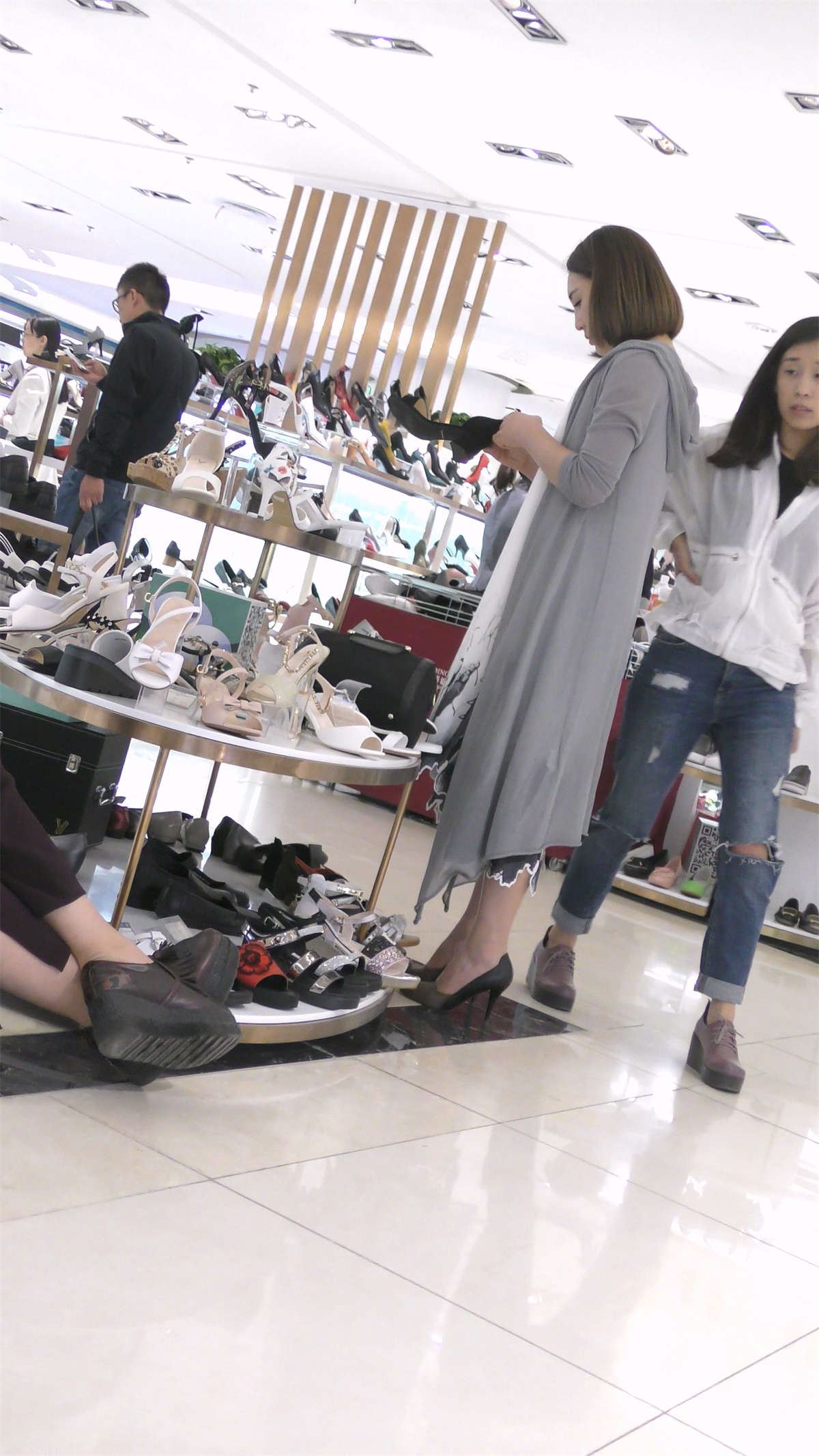 高跟鞋穿在这么美的小姐姐脚上真的太美了