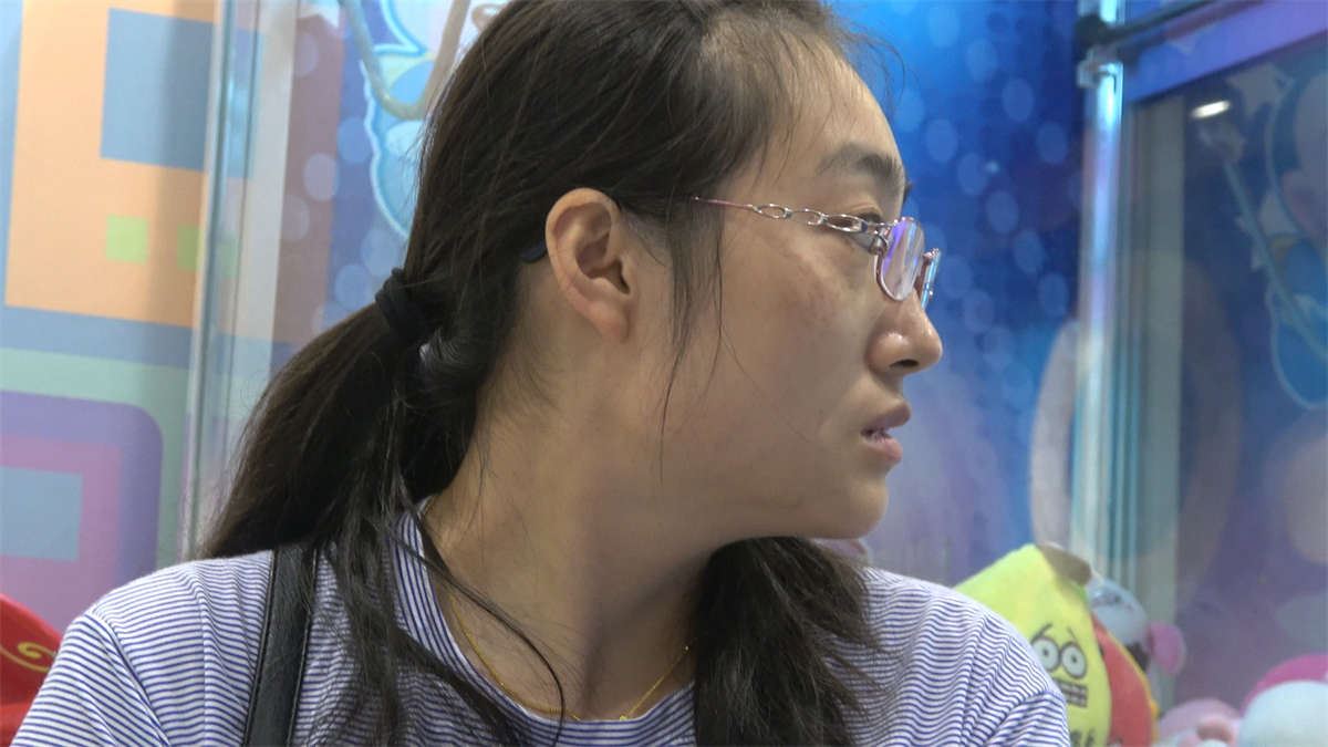 游乐场眼镜少妇凉鞋裸足