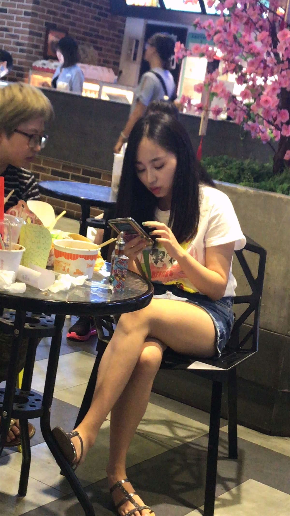 极品MM在吃饭
