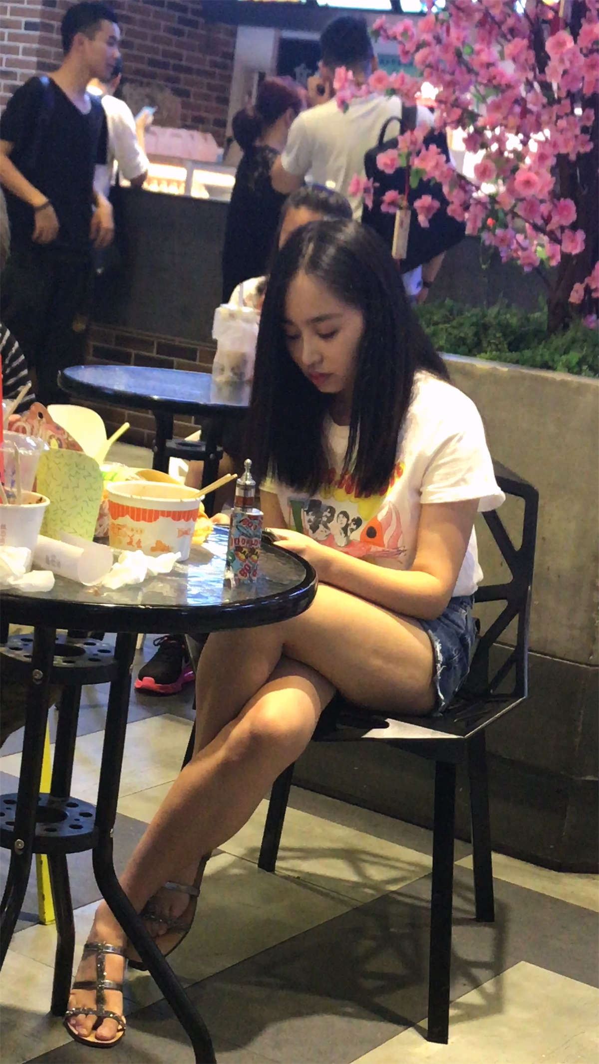 极品MM在吃饭
