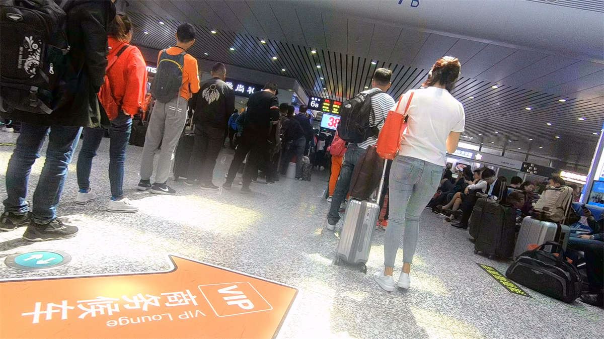 超级紧身牛仔裤白T恤美眉