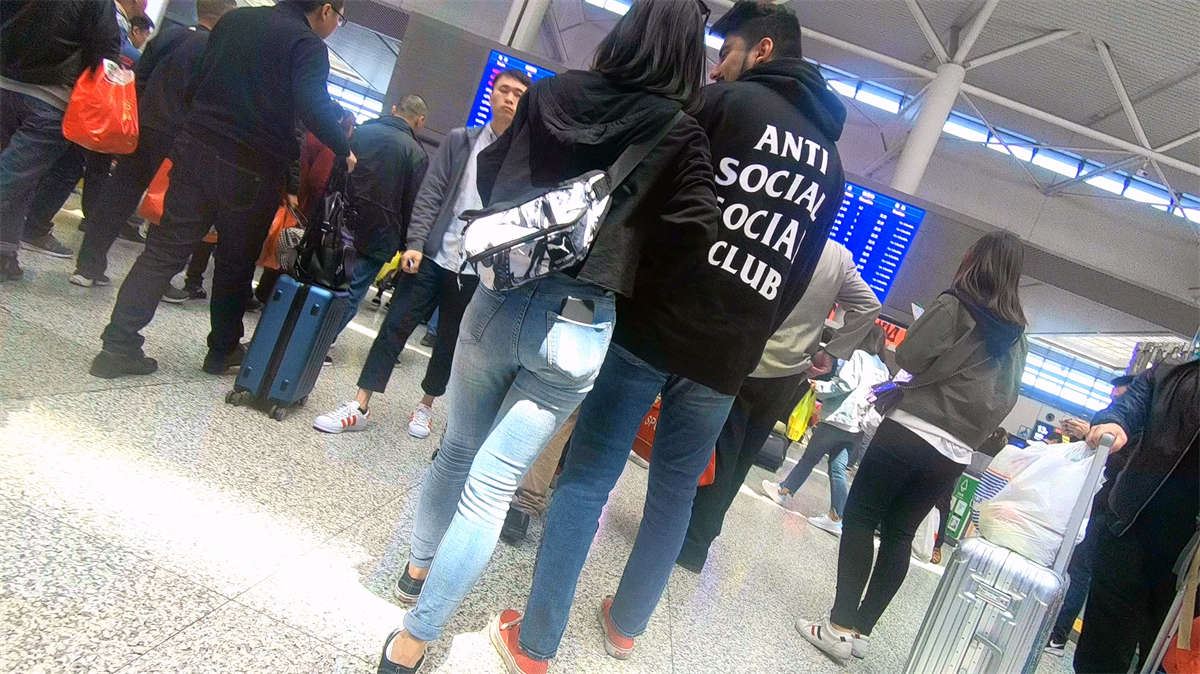 青春洋溢紧身牛仔裤黑衣服小姐姐