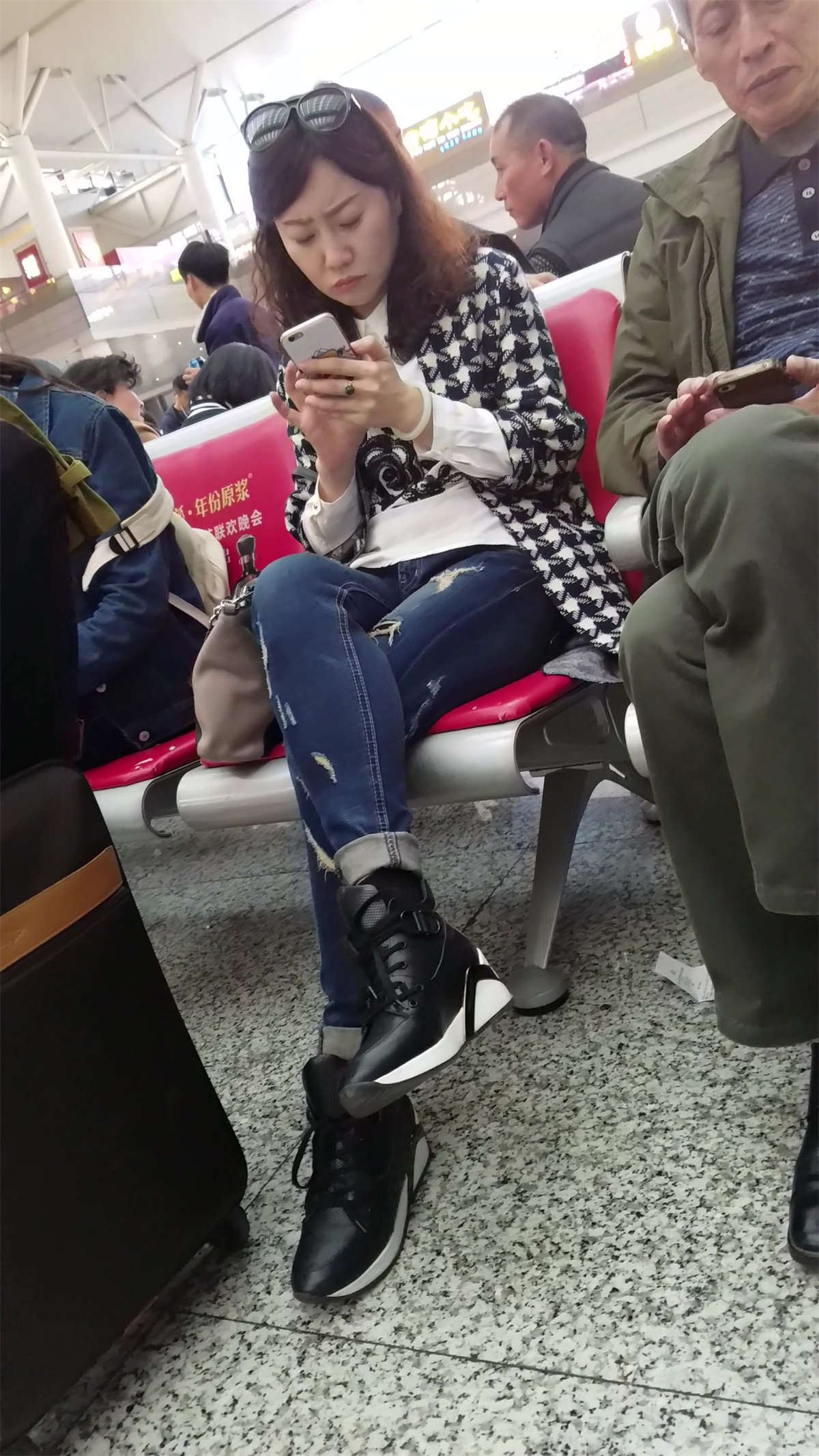 牛仔长裤美女等车呢