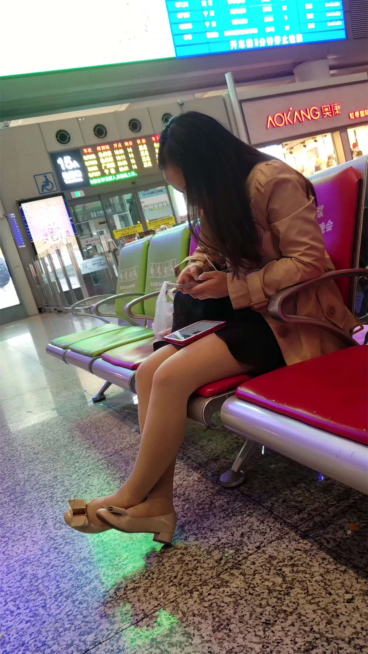 丝袜美腿美眉光顾着低头玩手机