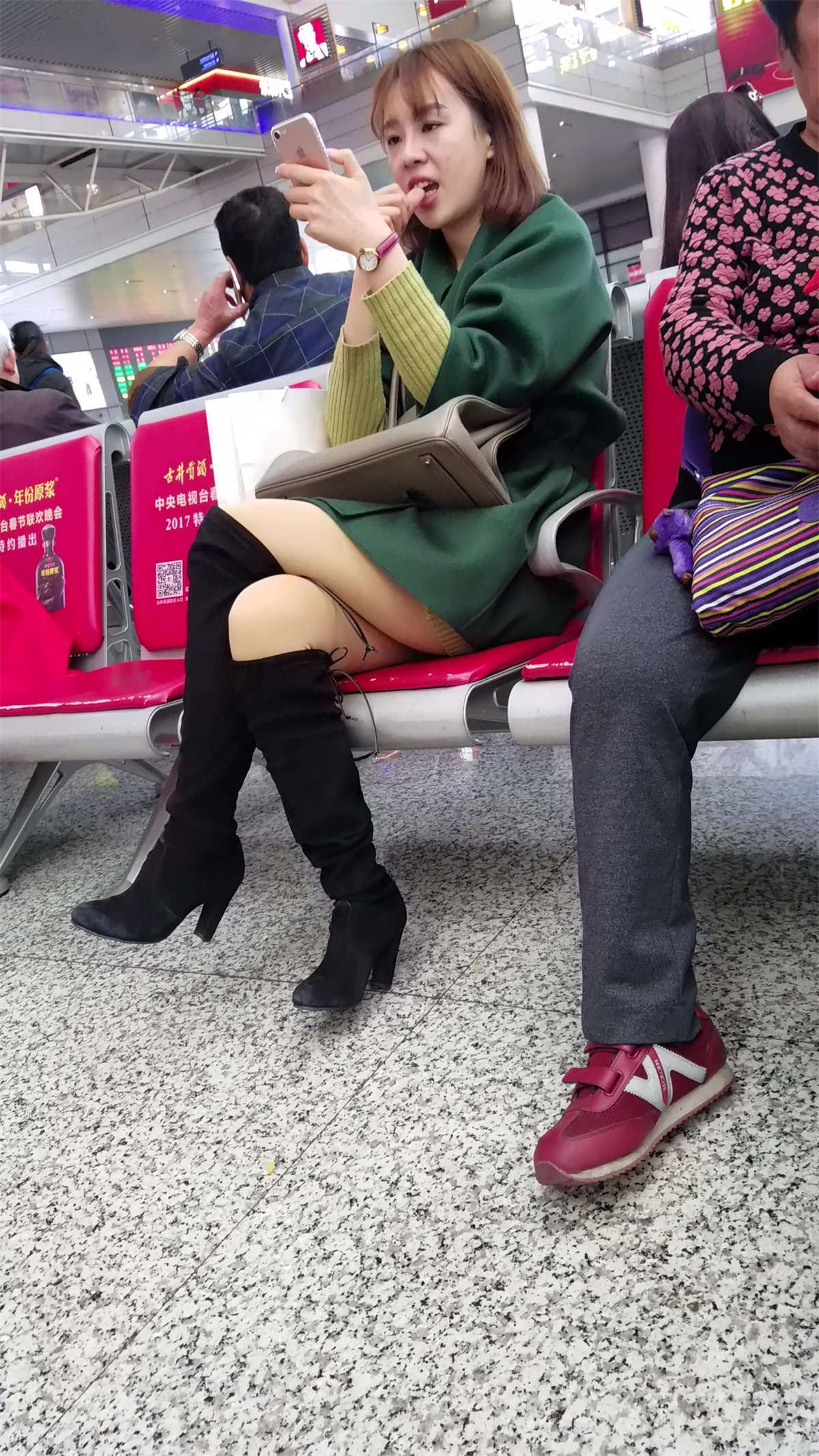 候车室的美颜小姐姐，玩手机怎么还啃手指头呢