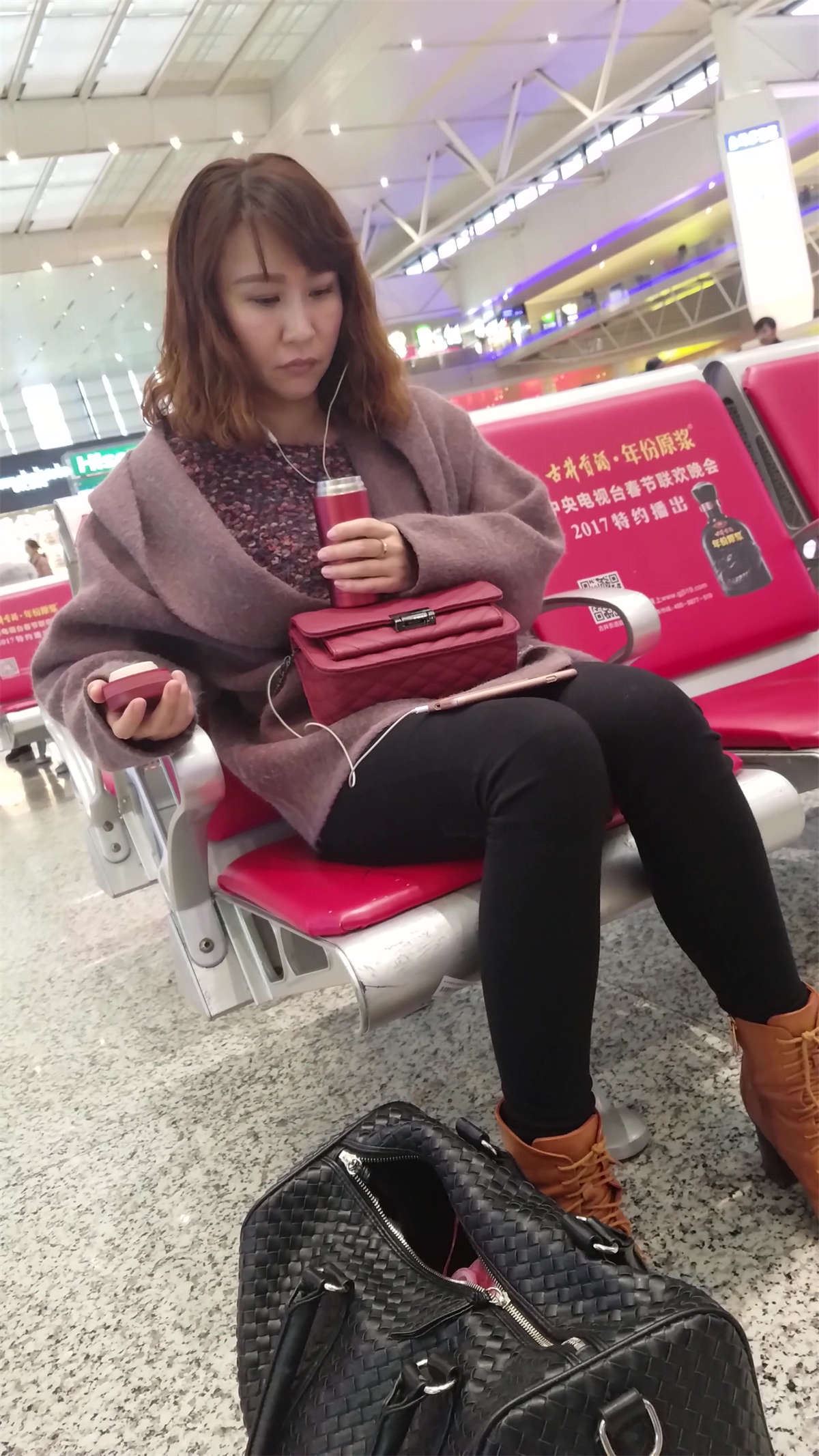 棕色皮鞋黑色紧身裤文静街拍美女