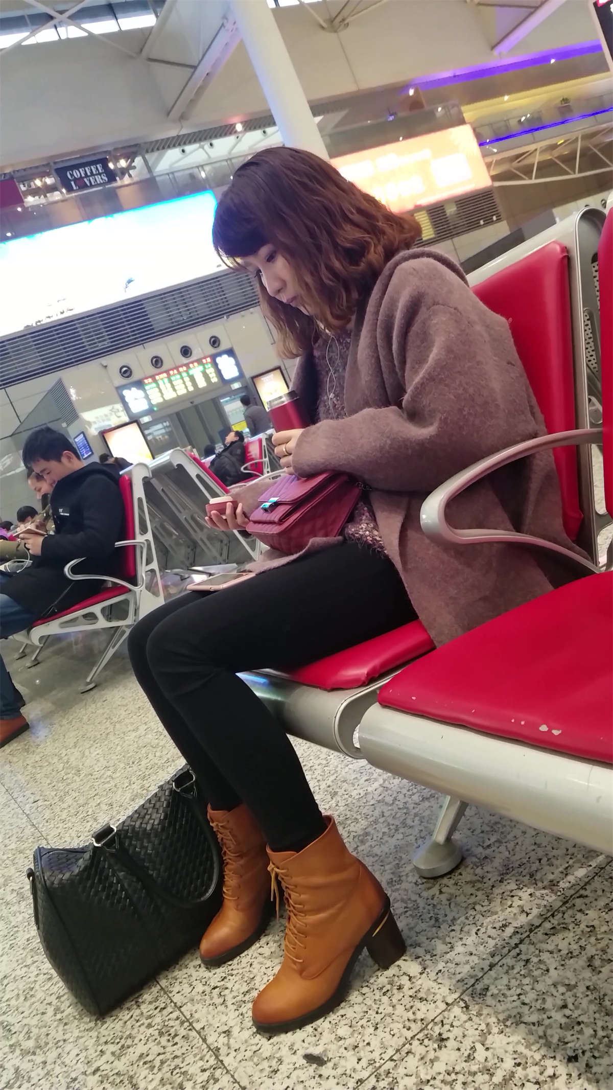 棕色皮鞋黑色紧身裤文静街拍美女