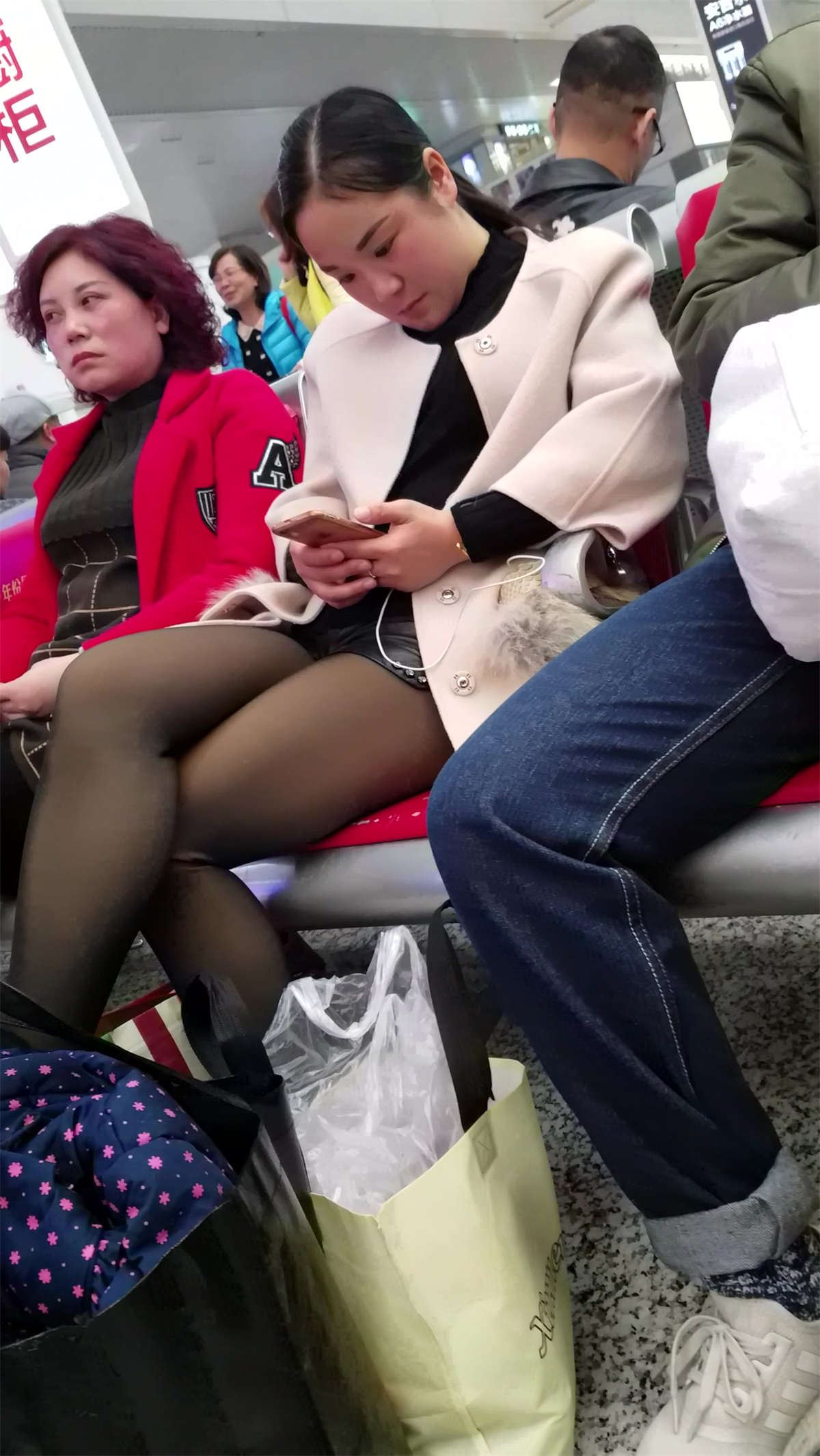 候车室的极品黑丝美腿少妇