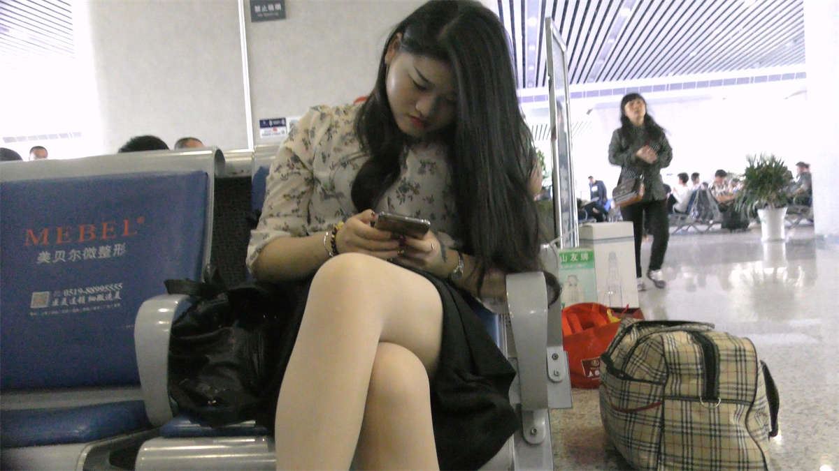 候车室特写丝袜性感美女的凉高玉足