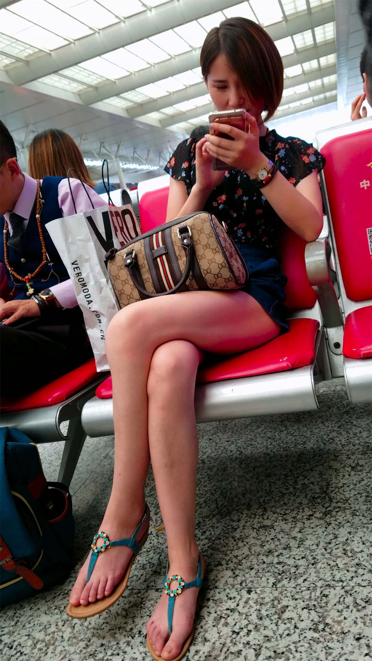 凉鞋热裤碎花T恤街拍美腿