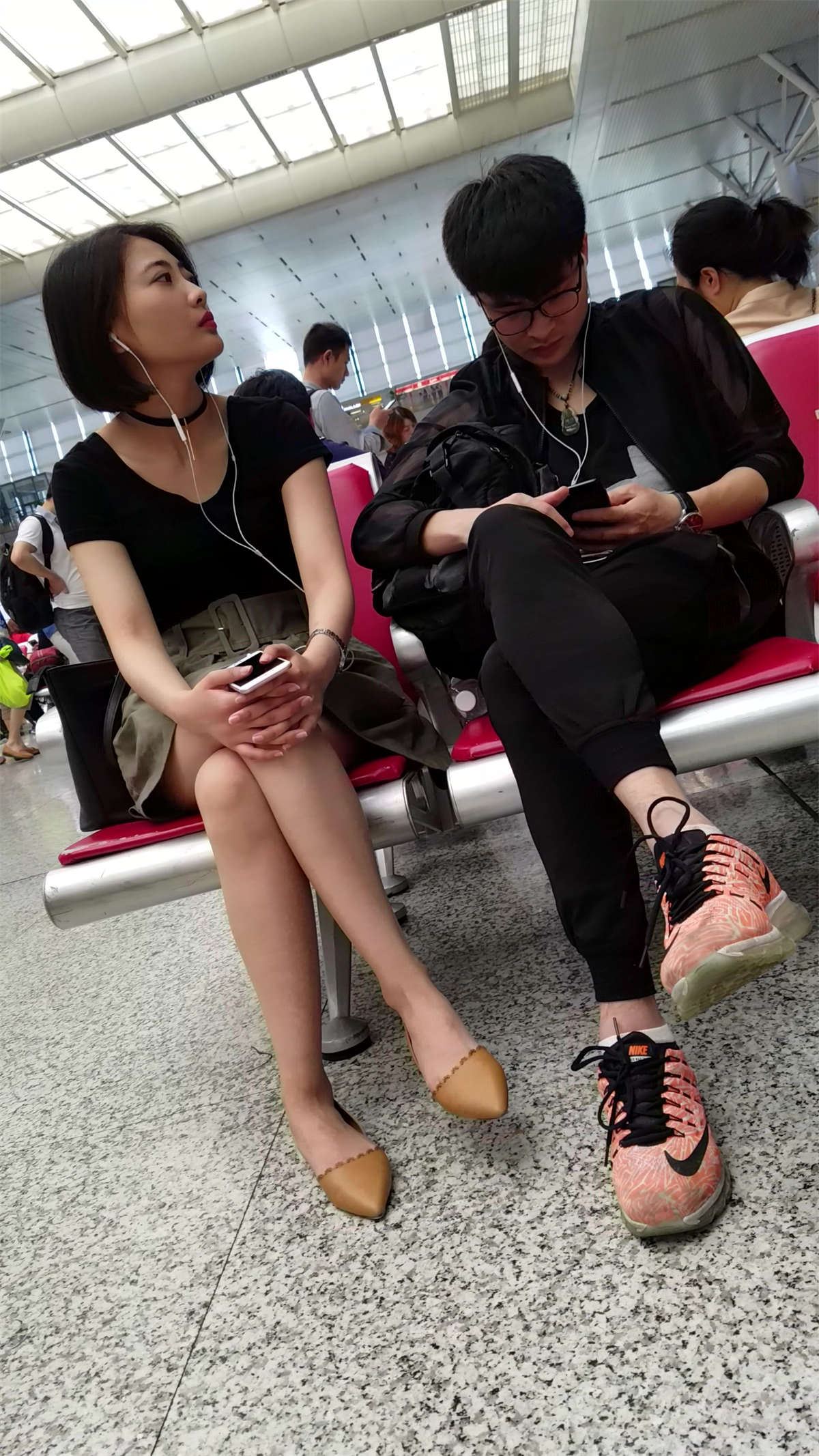 黑衣墨绿色短裙长腿美女