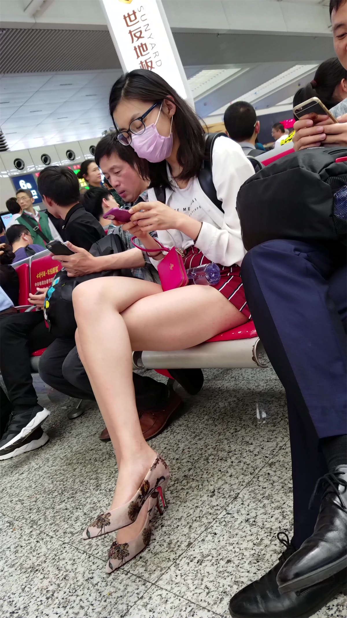 带口罩的极品大美腿靓女斯文 性感