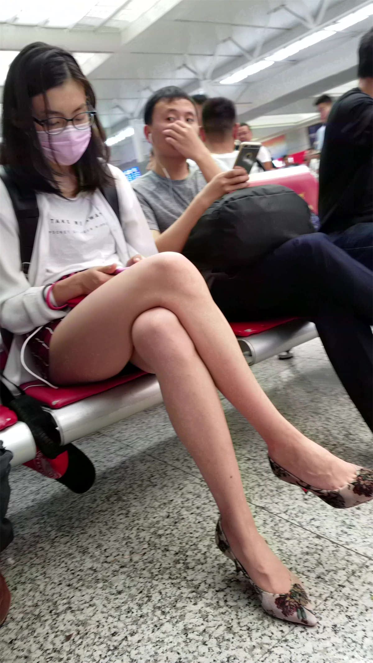 带口罩的极品大美腿靓女斯文 性感