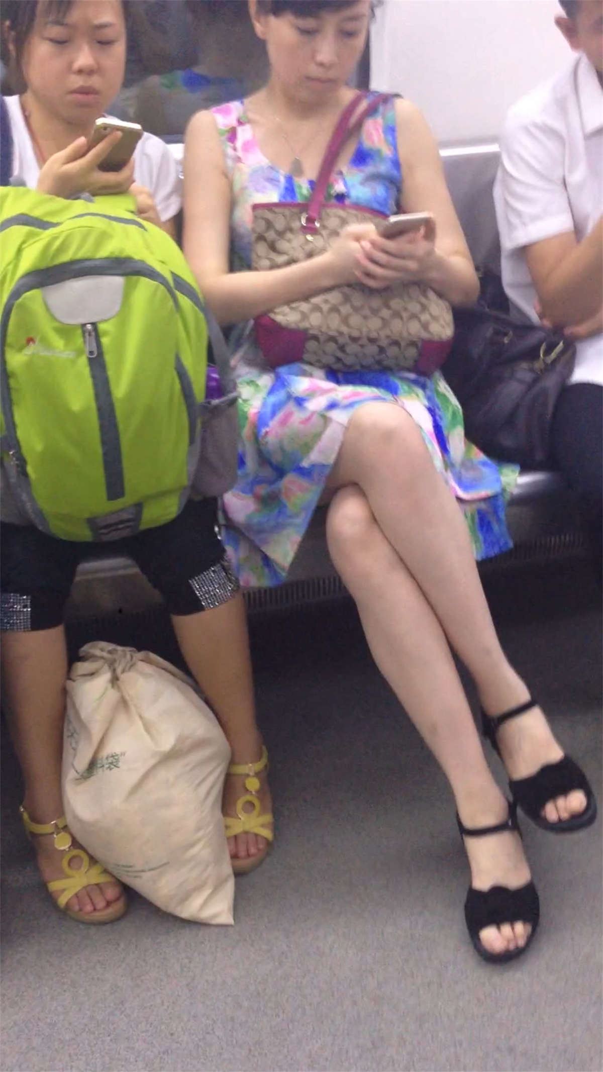 轻轨上少妇美腿