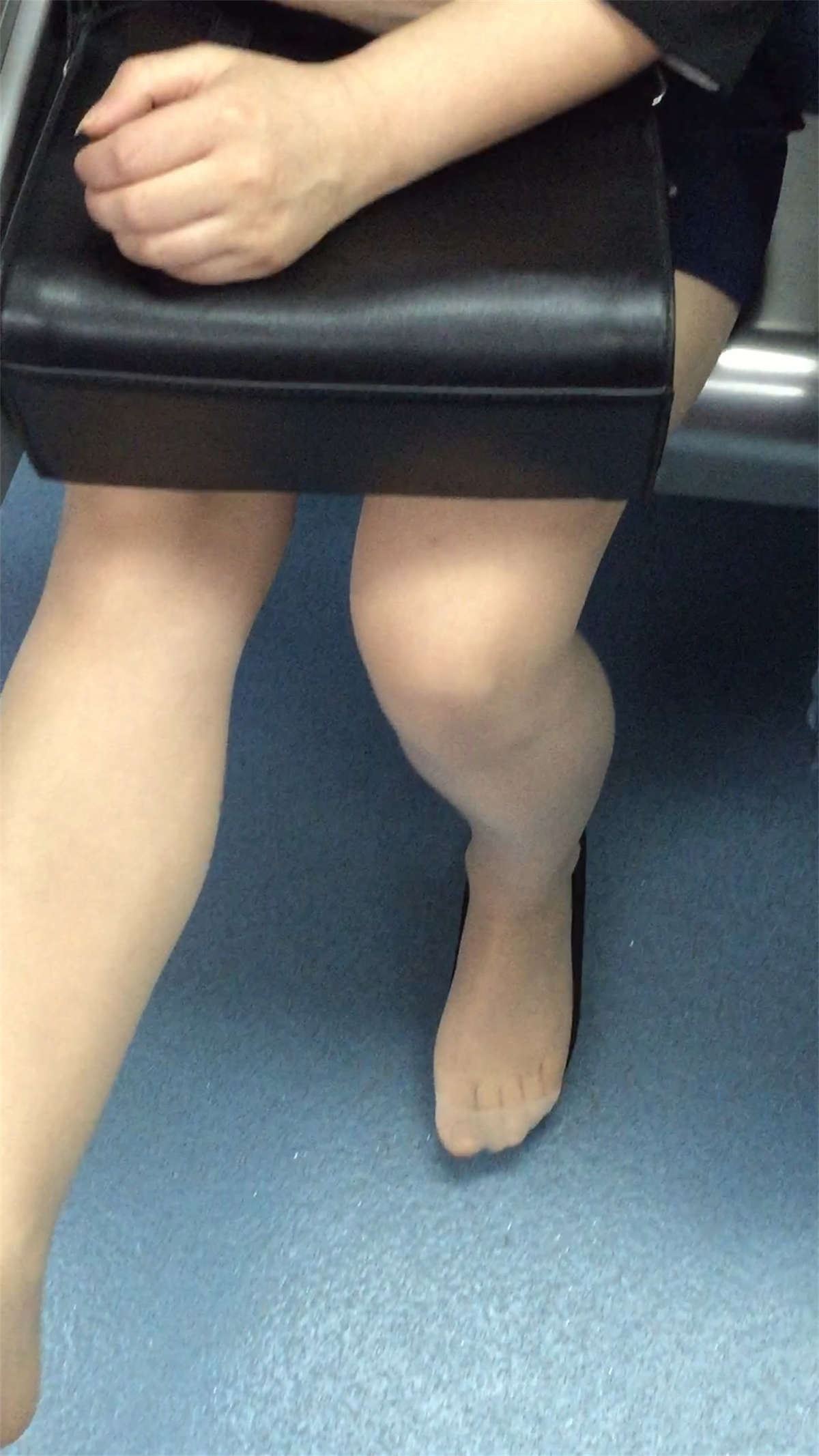 肉丝高跟MM脱鞋晾丝腿，动作诱惑