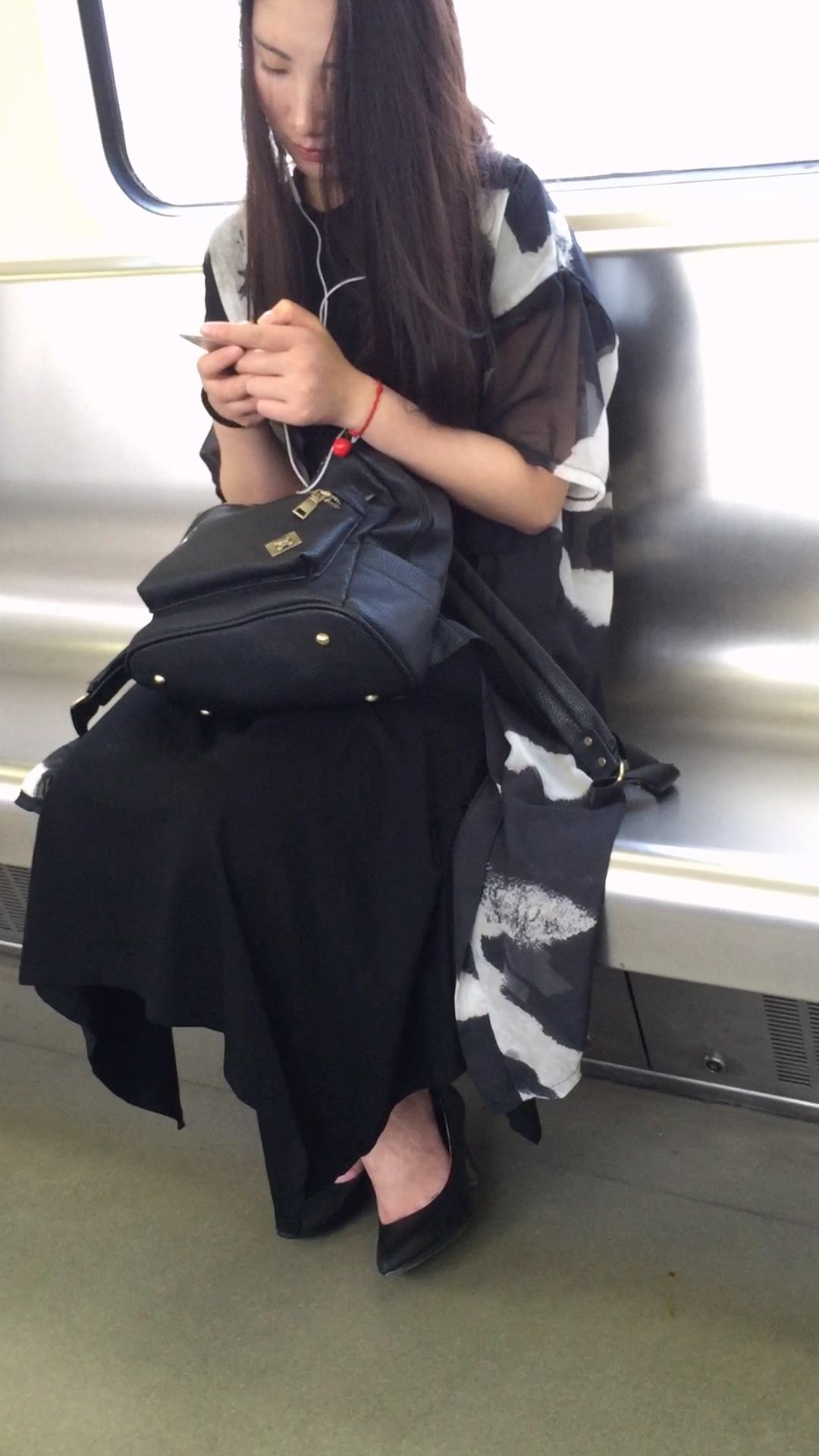 地铁拍摄黑色高跟长裙漂亮MM