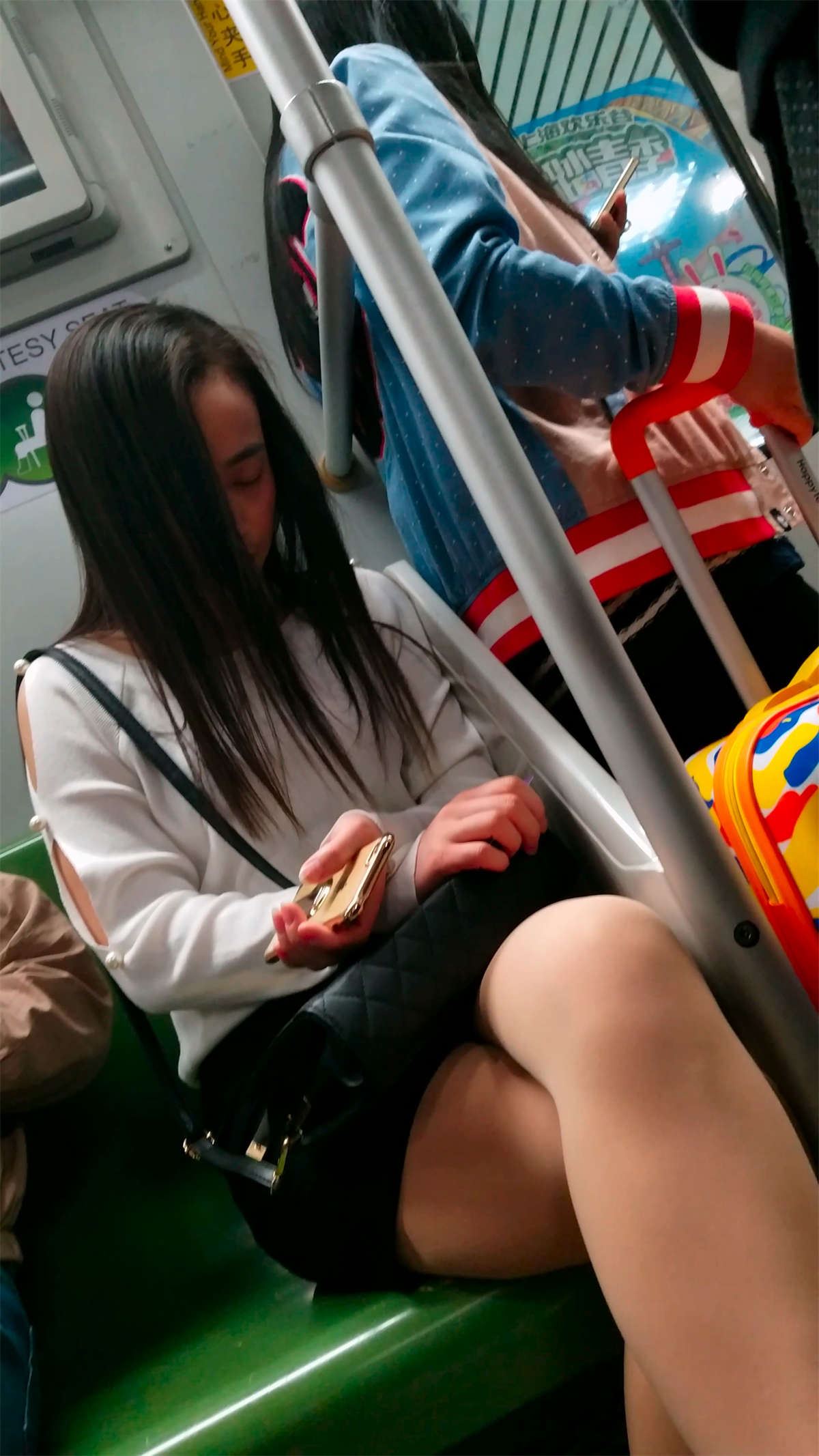 地铁白鞋肉色丝袜黑色短裙美腿长发美眉