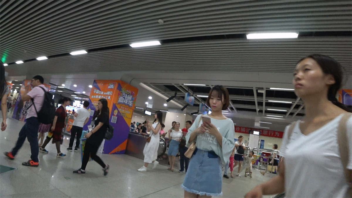 地铁跟拍蓝色牛仔短裙年轻美眉