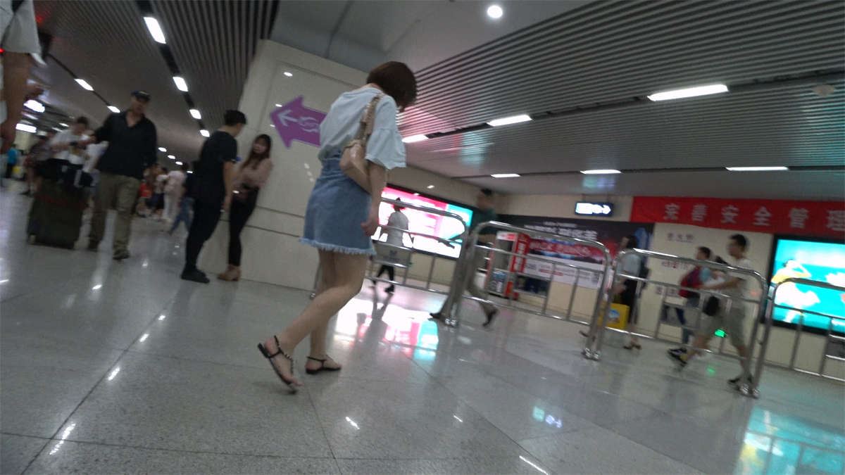 地铁跟拍蓝色牛仔短裙年轻美眉