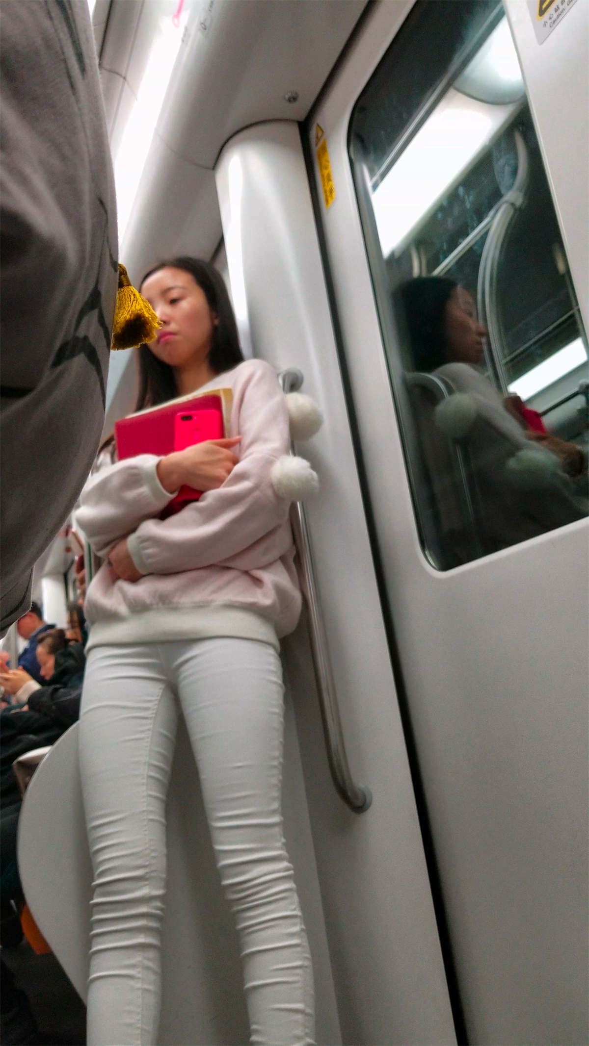 地铁上的苗条身材清秀小美女街拍紧身白裤