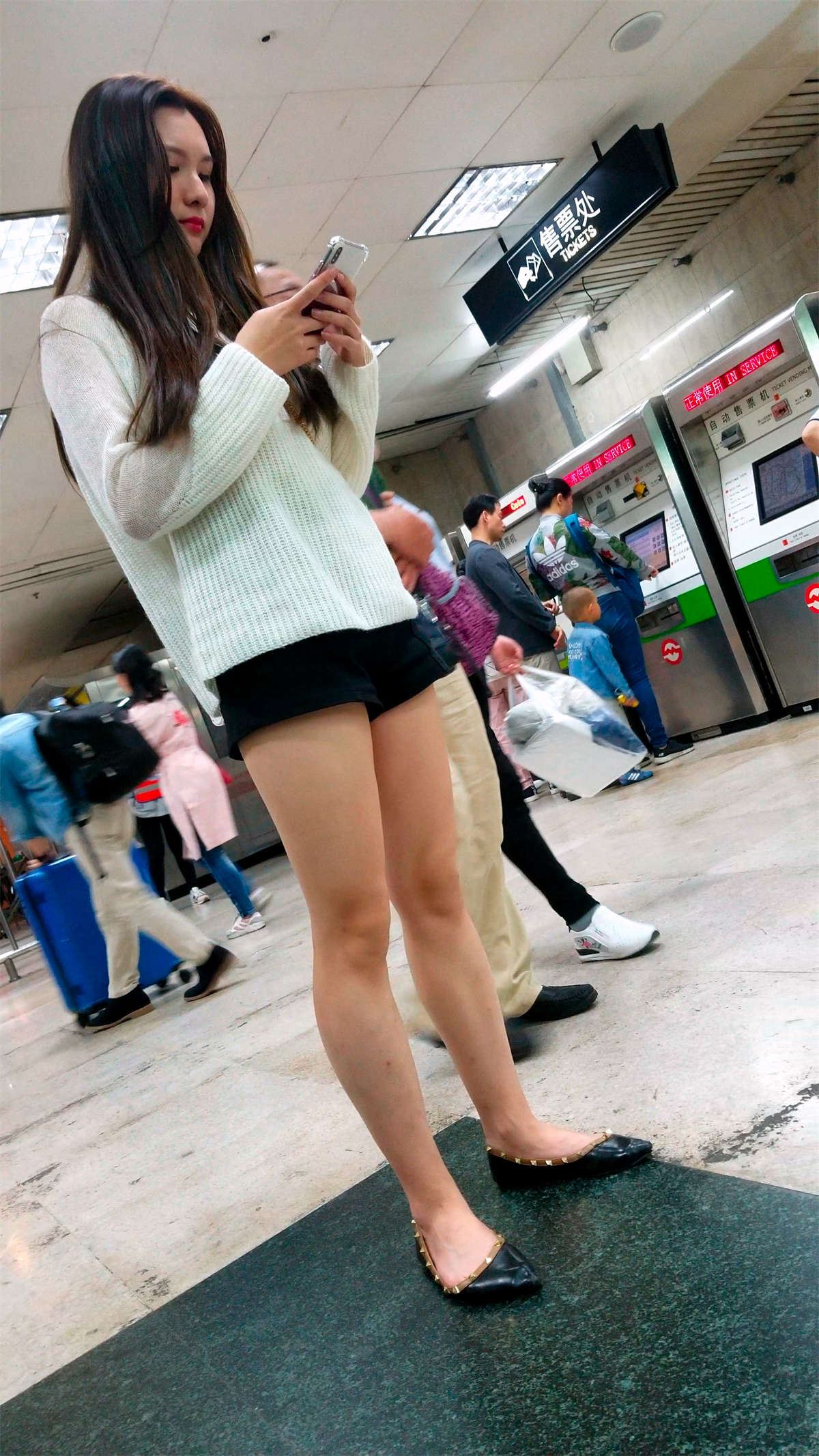 白色毛衣街拍美腿美女气场强大