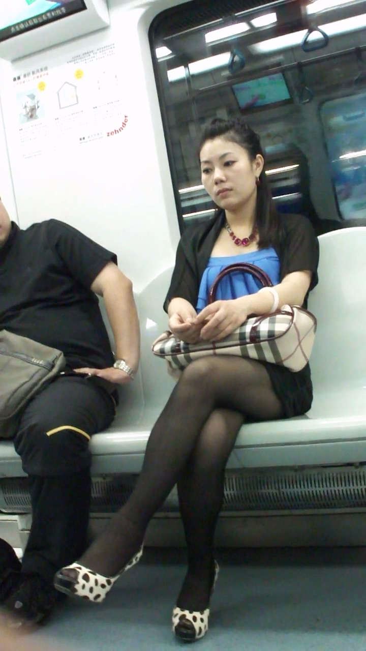 地铁里的黑丝豹纹高跟少妇