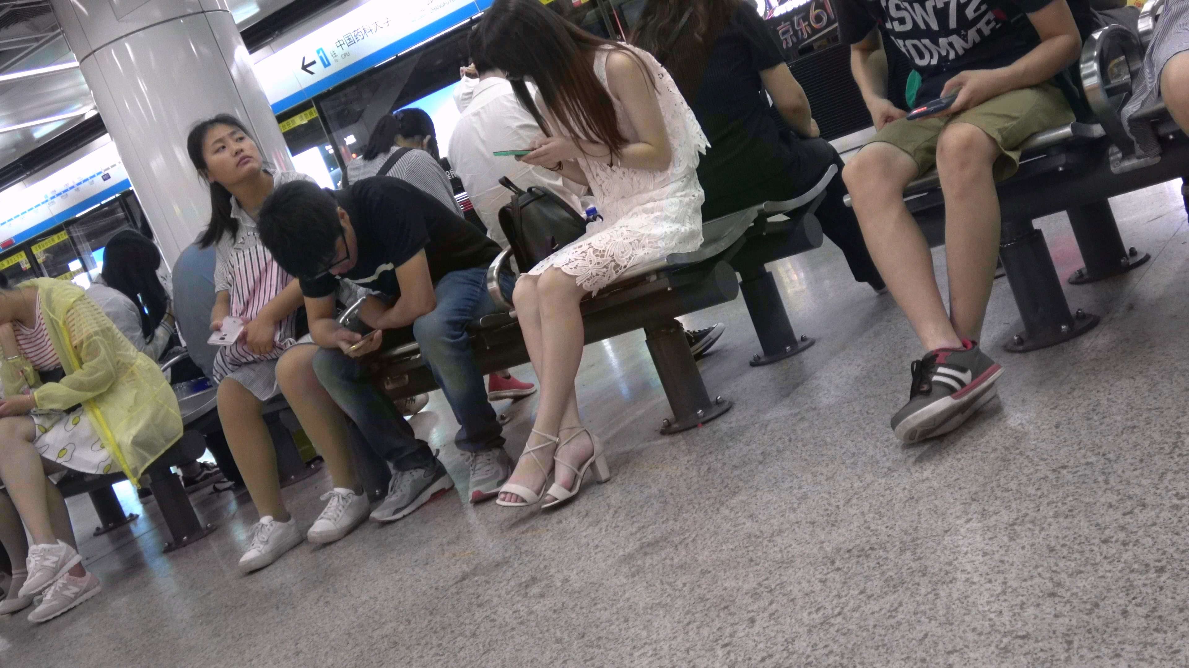 戴眼镜的气质小美女