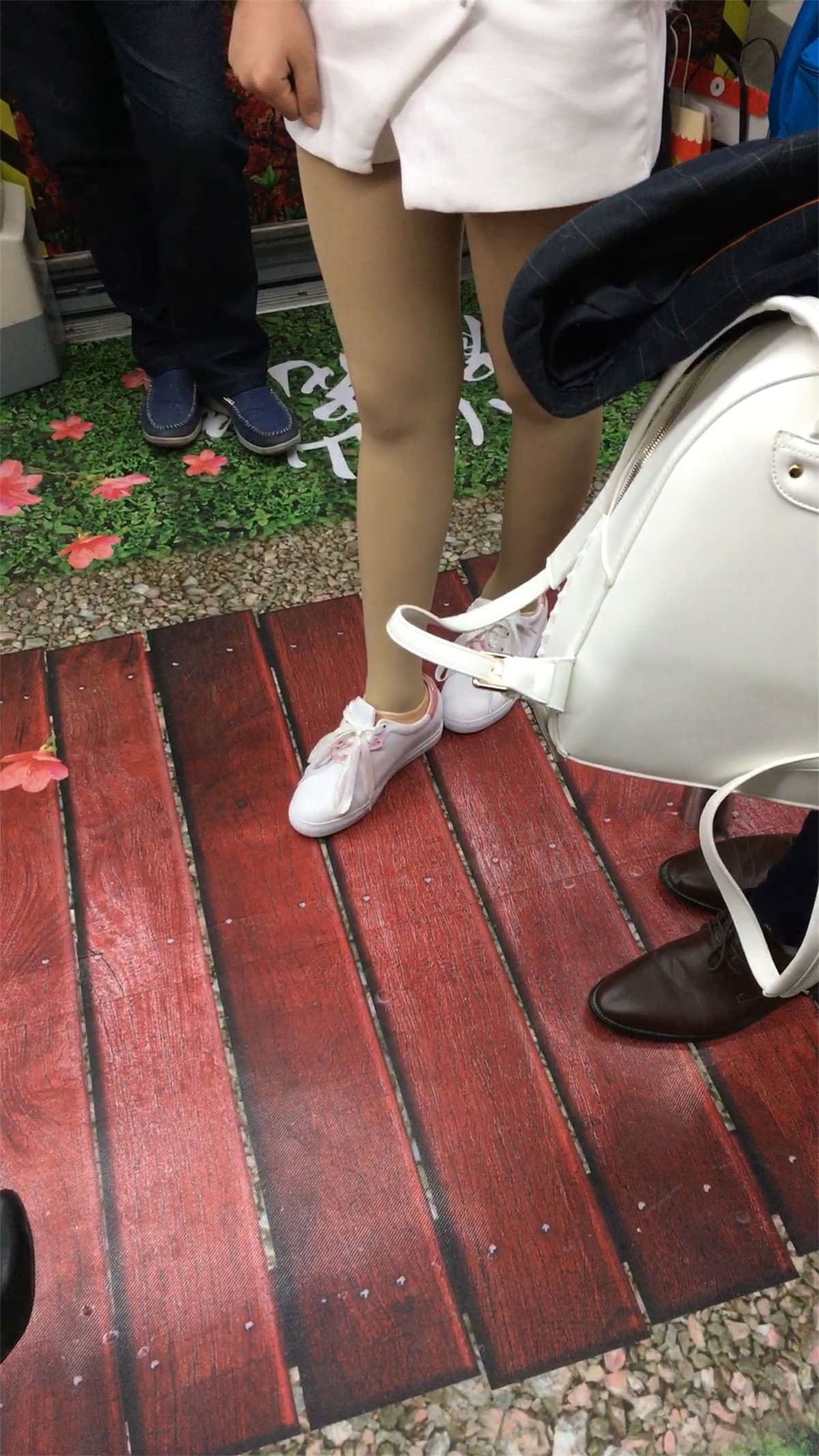 地铁站等车的白色短裙肉丝清纯美女