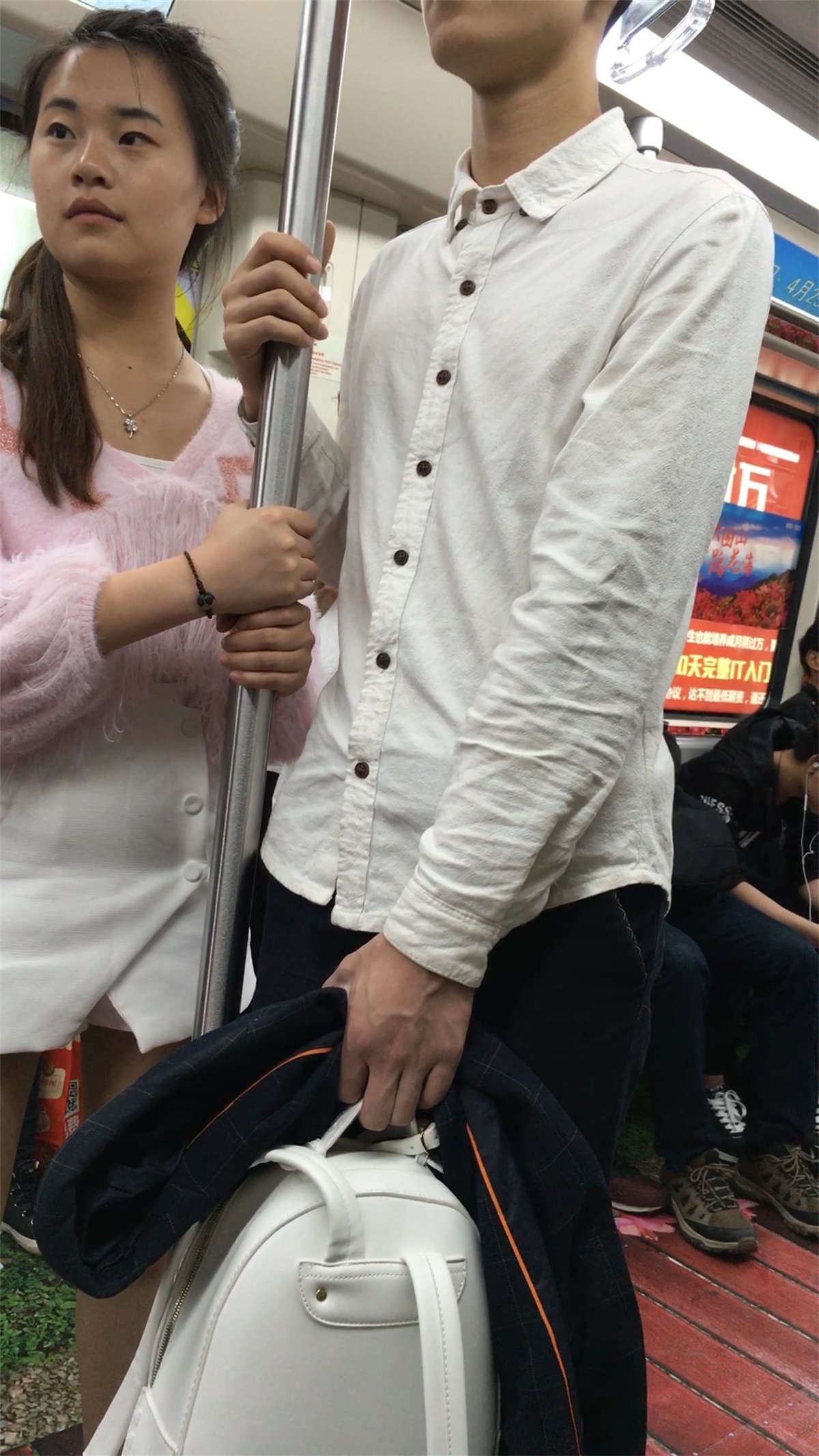 地铁站等车的白色短裙肉丝清纯美女