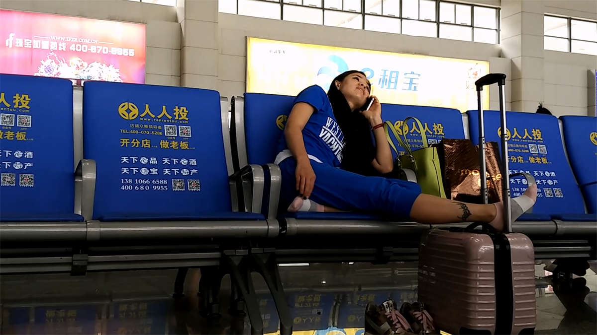 候车室的拖鞋的棉袜女子