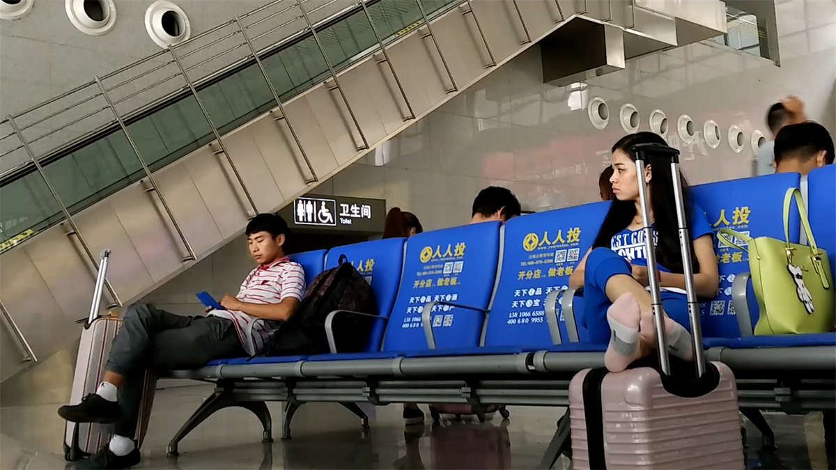 候车室的拖鞋的棉袜女子