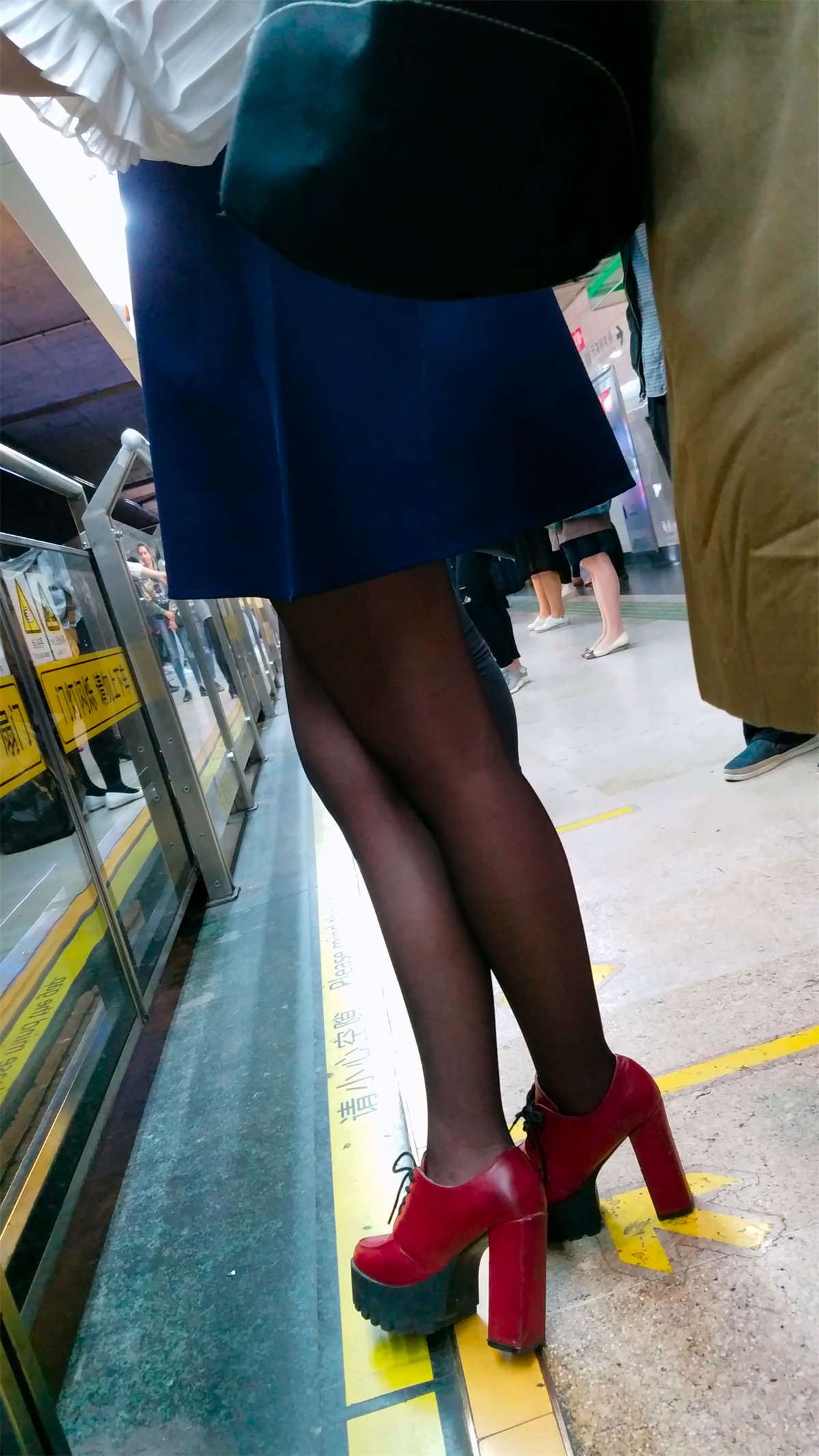 地铁站候车的超高跟黑色丝袜短裤长发美女