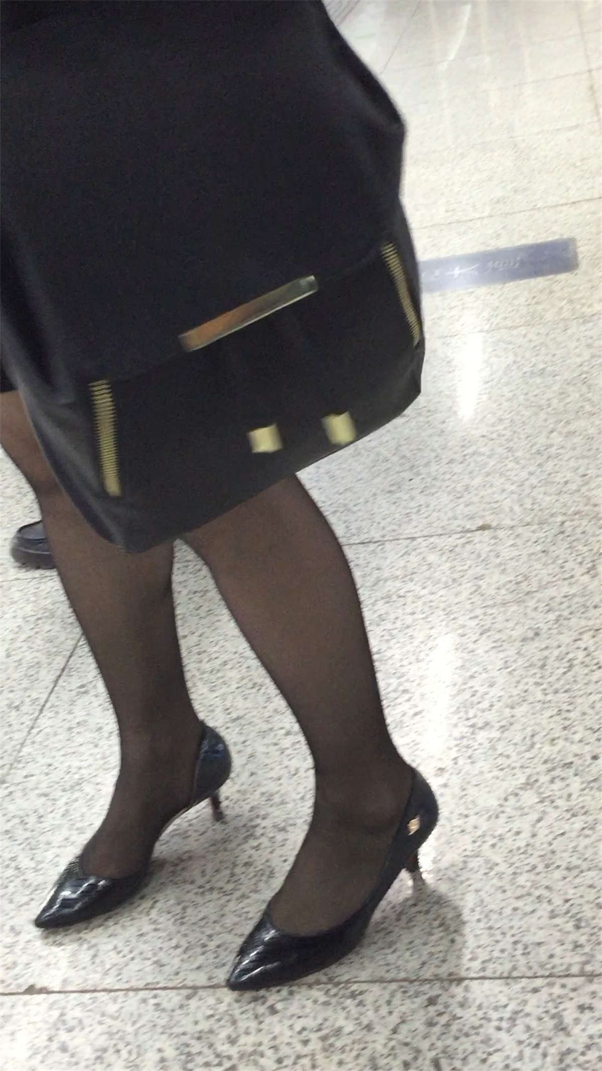 街拍黑丝黑高MM
