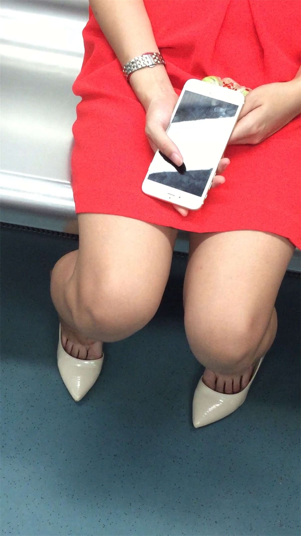 漂亮高跟MM裸腿诱惑