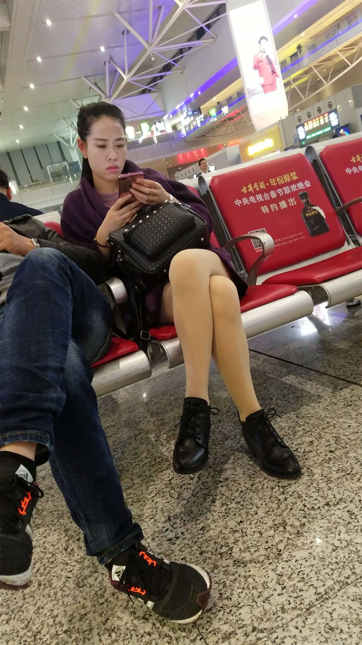 车站候车的紫色外套肉色丝袜白净少妇