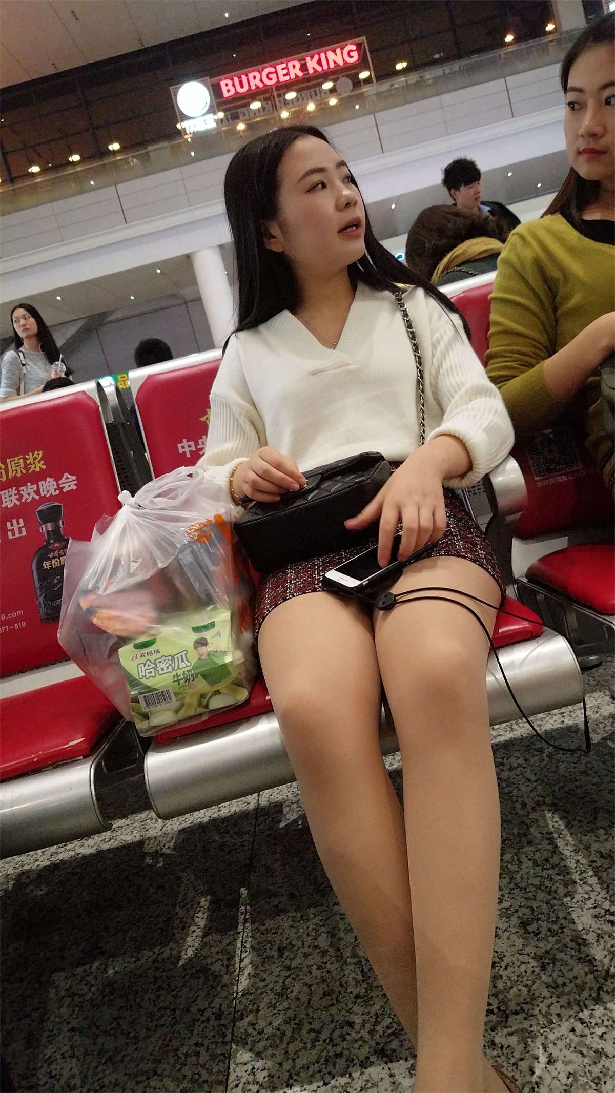 车站白色毛衣格子紧身包臀裙肉色丝袜漂亮美女极品长腿