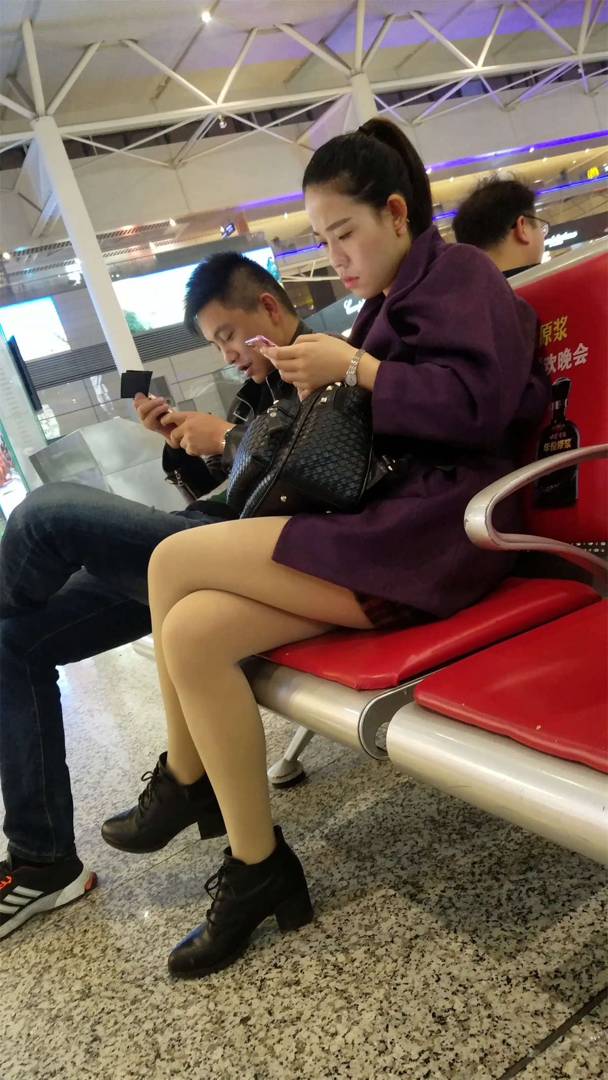 车站候车的紫色外套肉色丝袜白净少妇