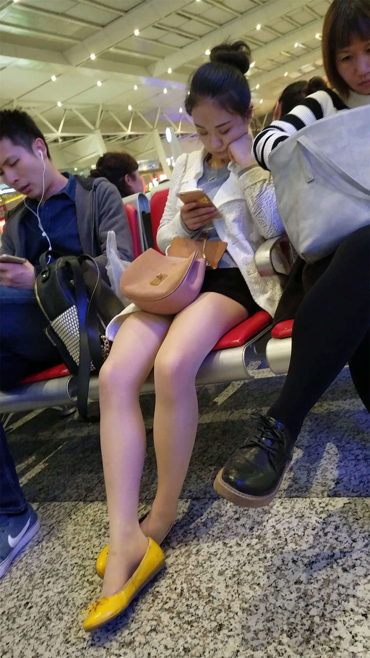 肉色丝袜黄鞋修长极品美腿少妇