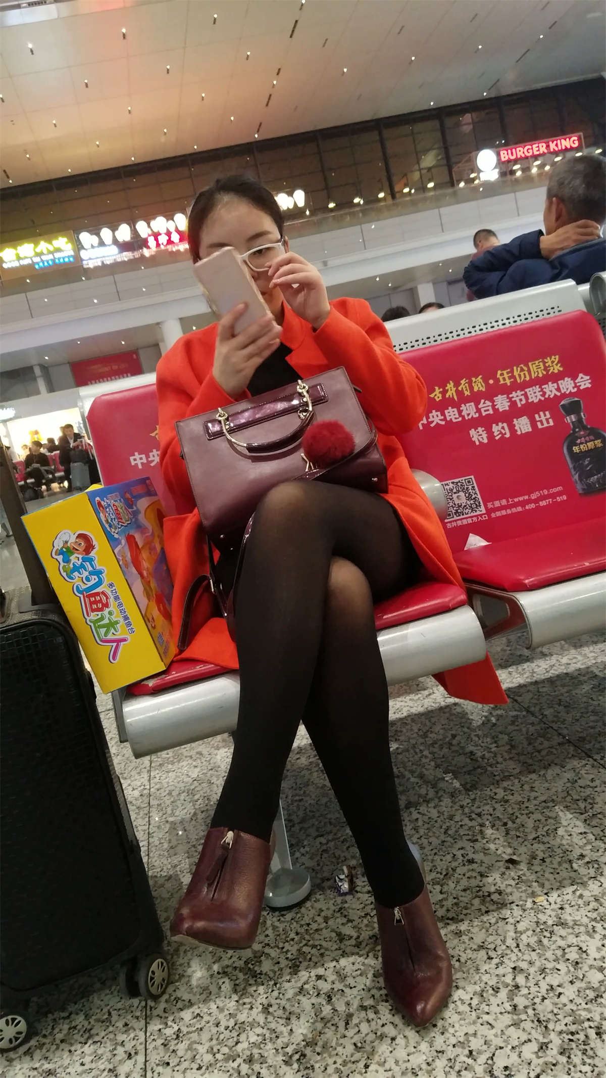车站高跟鞋黑色丝袜极品长腿少妇