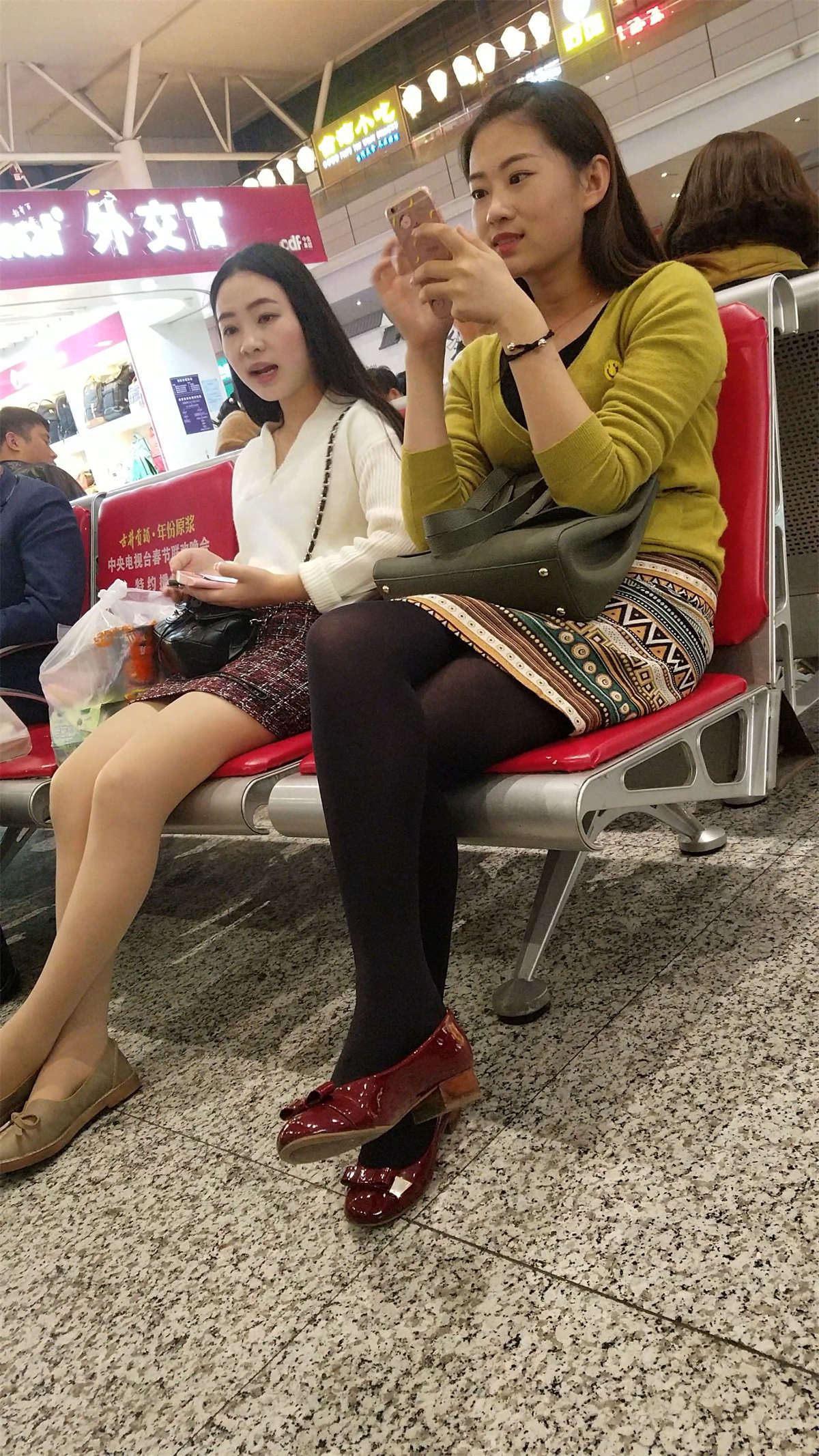 车站花纹包臀裙黑色丝袜红色皮鞋漂亮女神